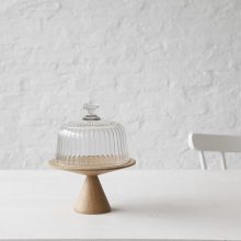 houten taartschotel op witte tafel